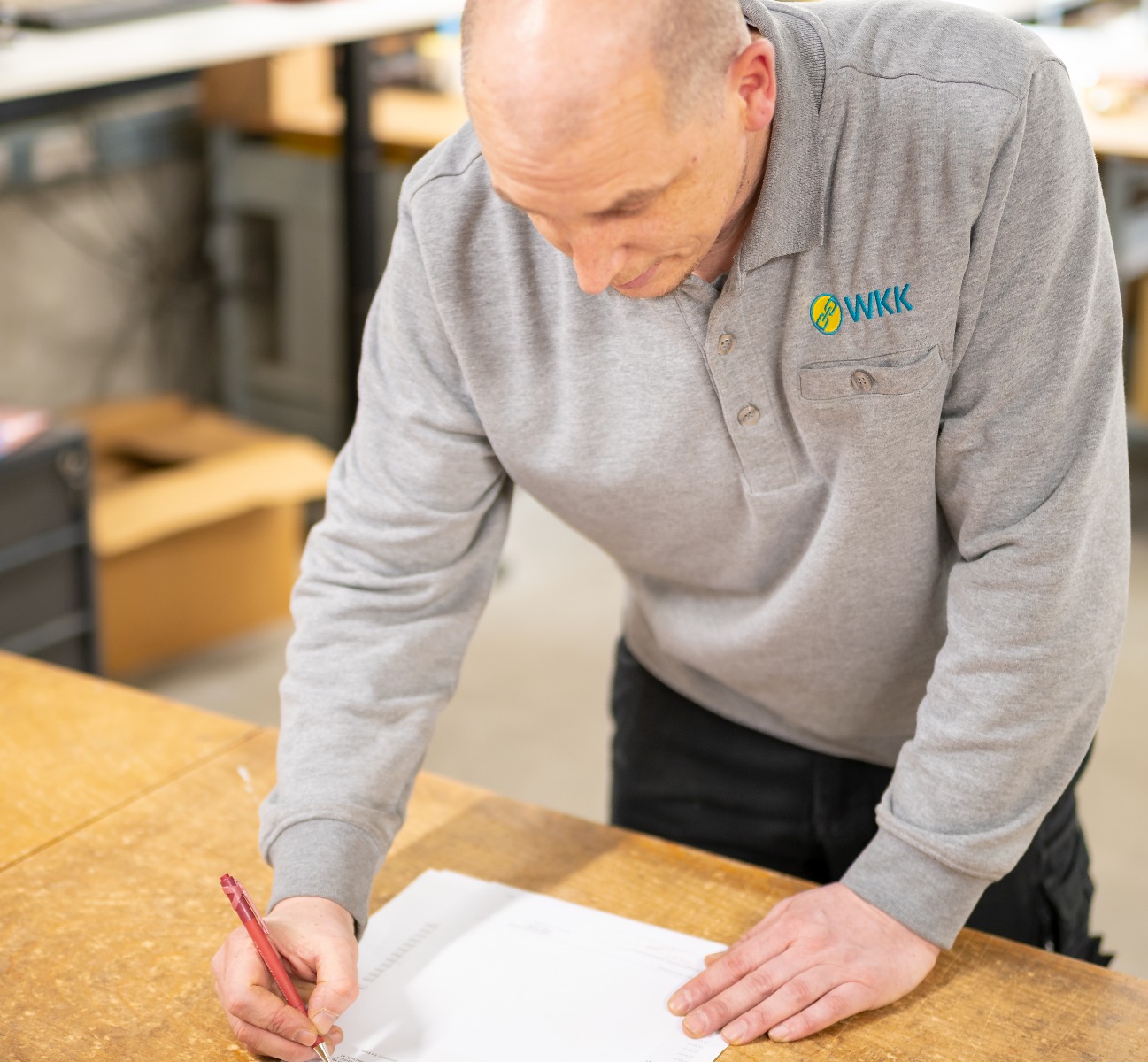 WKK medewerker die producten gereed maakt voor verzending naar een klant