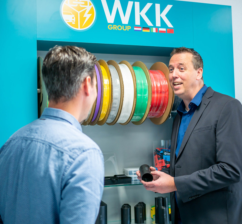  WKK medewerker in gesprek met klant over Hongshang krimpkous
