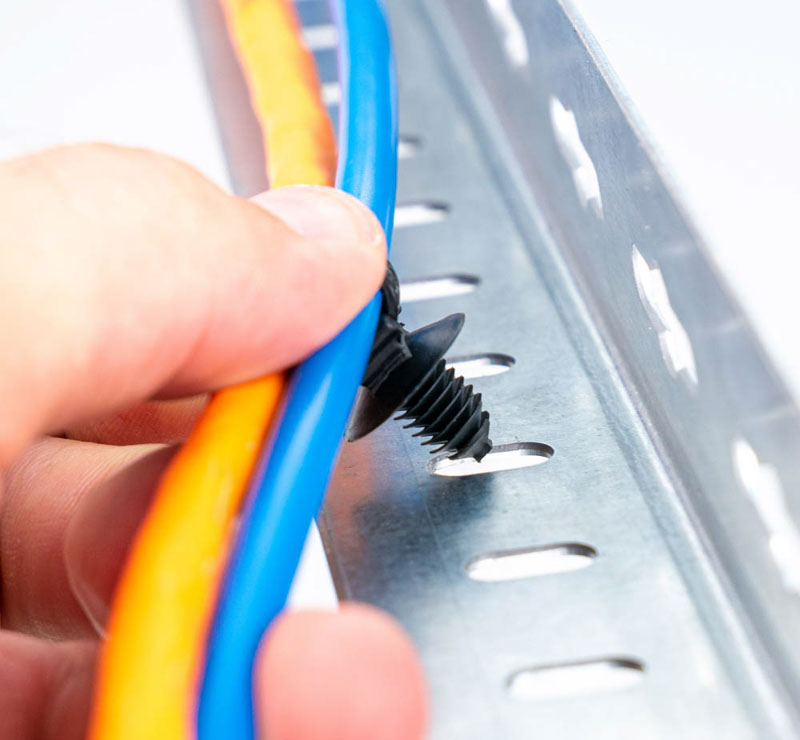 Bevestigingsclip die in profiel wordt gemonteerd