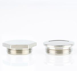 Een messing Jacob blindstop met O-ring, met Pg schroefdraad, op een witte achtergrond.;Twee messing Jacob blindstoppen, één zeshoekig en één rond, met metrisch schroefdraad, op een witte achtergrond.
;