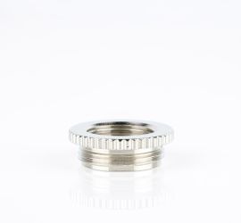 ;Een messing Jacob reduceerring, met metrisch schroefdraad, op een witte achtergrond.
