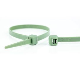 De sluiting van een groene polypropyleen kabelbinder uitvergroot, chemisch bestendig, naast een uitvergrote kop van een andere kabelbinder.;Een groene polypropyleen kabelbinder, chemisch bestendig, naast een uitvergrote sluiting van een andere kabelbinder