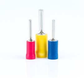 Twee gele geïsoleerde pin kabelschoenen, zonder huls, één rechtop staand en één liggend, op een witte achtergrond.;;Twee gele geïsoleerde pin kabelschoenen, zonder huls, één rechtop staand en één liggend, op een witte achtergrond.