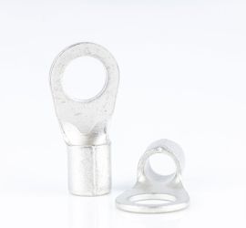 ;Twee plaatkabelschoenen conform DIN 46234, ongeïsoleerd, één rechtop staand en één liggend, op een witte achtergrond.