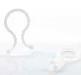 Twee witte twist locks, één rechtop staand en één liggend, op een witte achtergrond.;Twee witte twist locks, één rechtop staand en één die drie kabels bundelt, op een witte achtergrond.
