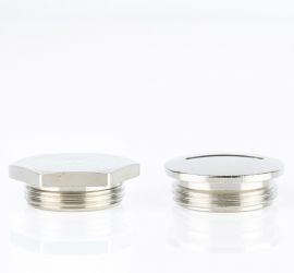 Een messing Jacob blindstop met O-ring, met Pg schroefdraad, op een witte achtergrond.;Twee messing Jacob blindstoppen, één zeshoekig en één rond, met metrisch schroefdraad, op een witte achtergrond.
;