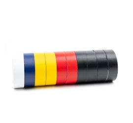 Acht rollen PVC tape naast elkaar in de kleuren zwart, grijs, wit, geel, rood, blauw en bruin, en een geel/groene rol ervoor liggend, op een witte achtergrond.