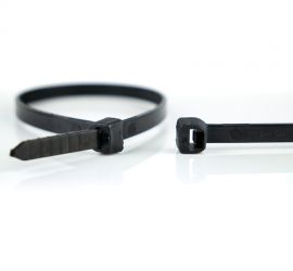 Een zwarte Ty-Fast® kunststof kabelbinder, UV bestendig, naast een uitvergrote sluiting van een andere zwarte Ty-Fast® kabelbinder.;De sluiting van een zwarte Ty-Fast® kunststof kabelbinder uitvergroot, UV bestendig, naast een uitvergrote kop van een ande