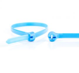 De sluiting van een blauwe Ty-Rap® kunststof kabelbinder uitvergroot, naast een uitvergrote kop van een andere kabelbinder.;Een blauwe Ty-Rap® kunststof kabelbinder, naast een uitvergrote sluiting van een andere Ty-Rap® kabelbinder.