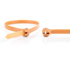 Een bruine Ty-Rap® kunststof kabelbinder, naast een uitvergrote sluiting van een andere Ty-Rap® kabelbinder.;De sluiting van een bruine Ty-Rap® kunststof kabelbinder uitvergroot, naast een uitvergrote kop van een andere kabelbinder.