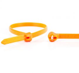 De sluiting van een oranje Ty-Rap® kunststof kabelbinder uitvergroot, naast een uitvergrote kop van een andere kabelbinder.;Een oranje Ty-Rap® kunststof kabelbinder, naast een uitvergrote sluiting van een andere Ty-Rap® kabelbinder.