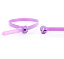 Een paarse Ty-Rap® kunststof kabelbinder, naast een uitvergrote sluiting van een andere Ty-Rap® kabelbinder.;De sluiting van een paarse Ty-Rap® kunststof kabelbinder uitvergroot, naast een uitvergrote kop van een andere kabelbinder.