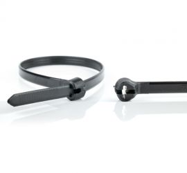 Een zwarte Ty-Rap® polypropyleen kabelbinder, UV bestendig, naast een uitvergrote sluiting van een andere zwarte Ty-Rap® polypropyleen kabelbinder.;De sluiting van een zwarte Ty-Rap® polypropyleen kabelbinder uitvergroot, UV bestendig, naast een uitvergro