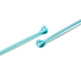 Twee aquamarijn blauw gekleurde Ty-Rap® Tefzel kabelbinders op een witte achtergrond.;