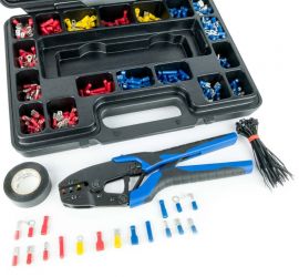 An opened assortment box containing crimp terminals, 261 pieces, with a black-blue colored crimping tool for crimp terminals in front of the assortment box.;De inhoud van de 261-delige assortimentsdoos uitgestald op een witte achtergrond.