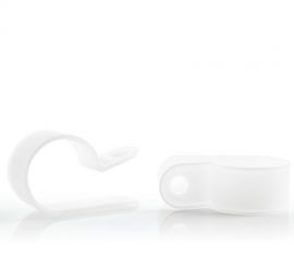 Twee witte bevestigingsbeugels voor kabels en buizen, één van de zijkant afgebeeld en één met een buis er doorheen gevoerd, op een witte achtergrond.;Twee witte bevestigingsbeugels voor kabels en buizen, één van de zijkant en één van boven afgebeeld, op e