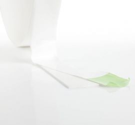 Een rol witte dubbelzijdige foam tape, met het uiteinde van de tape losgemaakt en uitvergroot, op een witte achtergrond.