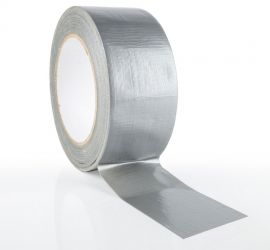Een rol zilveren Duct tape, 25 meter, met een stukje uitgerold en op het oppervlak geplakt, op een witte achtergrond.