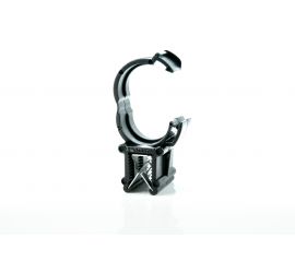Twee zwarte KC12 edge clips voor mantelbuis met de beugel op de bovenkant van de clip in de lengterichting. Eén clip heeft een geopende beugel, de andere beugel is gesloten met een stuk mantelbuis door de beugel gevoerd.;Een zwarte KC12 edge clip voor man