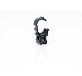 Een zwarte KC21 edge clip voor mantelbuis met de beugel in de lengterichting op de bovenkant van de clip, op een witte achtergrond. De beugel is geopend.;Twee zwarte KC21 edge clips voor mantelbuis met de beugel op de bovenkant van de clip in de lengteric