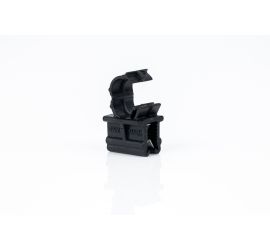 Een zwarte KC23 edge clip voor mantelbuis met de beugel in haakse richting op de bovenkant van de clip, op een witte achtergrond. De beugel is geopend.;Een zwarte KC23 edge clip voor mantelbuis met de beugel haaks op de bovenkant van de clip, met een stuk