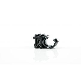 Een zwarte KC25 edge clip voor mantelbuis met de beugel in de lengterichting aan de zijkant van de clip, op een witte achtergrond. De beugel is geopend.;Twee zwarte KC25 edge clips voor mantelbuis met de beugel op de zijkant van de clip in de lengterichti