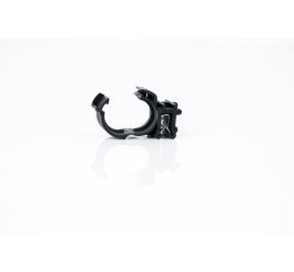 Een zwarte KC26 edge clip voor mantelbuis met de beugel in de lengterichting aan de zijkant van de clip, op een witte achtergrond. De beugel is geopend.;Een zwarte KC26 edge clip voor mantelbuis met de beugel in de lengterichting aan de zijkant van de cli