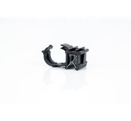 Twee zwarte KC27 edge clips voor mantelbuis met de beugel op de zijkant van de clip in de lengterichting. Eén clip heeft een geopende beugel, de andere beugel is geopend met een stuk mantelbuis door de beugel gevoerd.;Een zwarte KC27 edge clip voor mantel