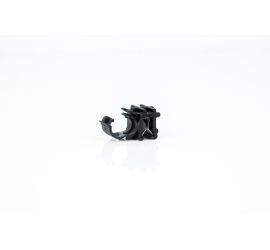 Twee zwarte KC29 edge clips voor mantelbuis met de beugel op de zijkant van de clip in de lengterichting. Eén clip heeft een geopende beugel, de andere beugel is geopend met een stuk mantelbuis door de beugel gevoerd.;Een zwarte KC29 edge clip voor mantel