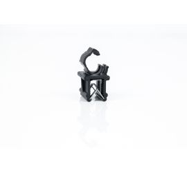 Een zwarte KC30 edge clip voor mantelbuis met de beugel in de lengterichting op de bovenkant van de clip, op een witte achtergrond. De beugel is geopend.;Twee zwarte KC30 edge clips voor mantelbuis met de beugel in de lengterichting op de bovenkant van de