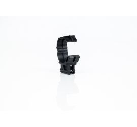 Een zwarte KC31 edge clip voor mantelbuis met de beugel in haakse richting op de bovenkant van de clip, op een witte achtergrond. De beugel is geopend.;Twee zwarte KC31 edge clips voor mantelbuis met de beugel haaks op de bovenkant van de clip. Eén clip h