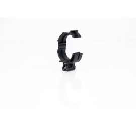 Een zwarte KC32 edge clip voor mantelbuis met de beugel in de lengterichting op de bovenkant van de clip, op een witte achtergrond. De beugel is geopend.;Een zwarte KC32 edge clip voor mantelbuis met de beugel in de lengterichting op de bovenkant van de c
