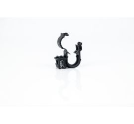 Twee zwarte KC35 edge clips voor mantelbuis met de dubbele beugel op de zijkant van de clip in de lengterichting. Eén clip heeft een geopende beugel, de andere beugel is gesloten met twee stukken mantelbuis door de beugel gevoerd.;Een zwarte KC35 edge cli