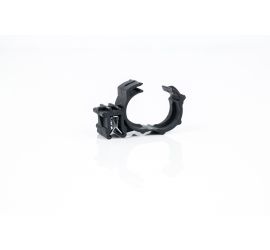 Twee zwarte KC36 edge clips voor mantelbuis met de beugel op de zijkant van de clip in de lengterichting. Eén clip heeft een geopende beugel, de andere beugel is geopend met een stuk mantelbuis door de beugel gevoerd.;Een zwarte KC36 edge clip voor mantel