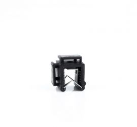 Een zwarte KC107 'edge clip' bevestigingsclip, op een witte achtergrond.;Vier zwarte KC107 'edge clips' bevestigingsclips, waarvan drie met een kabelbinder bevestigd aan de clip.