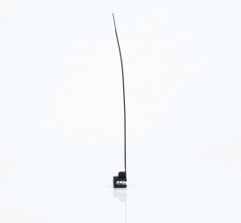 Een zwarte KC18 'edge clip' bevestigingsclip met een kabelbinder aan de zijkant bevestigd, die in een lus terug is doorgevoerd.;Een zwarte KC18 'edge clip' bevestigingsclip met een zwarte kabelbinder bevestigd aan de zijkant van de edge clip, op een witte