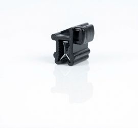 Twee zwarte KC2 'edge clip' bevestigingsclips, één met een kabelbinder door de clip gevoerd, op een witte achtergrond.;Een zwarte KC2 'edge clip' bevestigingsclip, op een witte achtergrond.