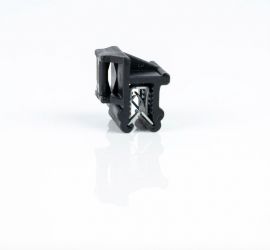 Een zwarte KC5 'edge clip' bevestigingsclip, op een witte achtergrond.;Twee zwarte KC5 'edge clip' bevestigingsclips, één met een kabelbinder door de clip gevoerd, op een witte achtergrond.