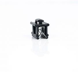 Een zwarte KC88 'edge clip' bevestigingsclip, op een witte achtergrond.;Twee zwarte KC88 'edge clip' bevestigingsclips, één met een kabelbinder door de clip gevoerd, op een witte achtergrond.