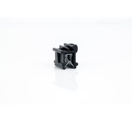 Een zwarte KC89 'edge clip' bevestigingsclip, links van voren gefotografeerd, op een witte achtergrond.;Een zwarte KC89 'edge clip' bevestigingsclip, rechts van voren gefotografeerd, op een witte achtergrond.