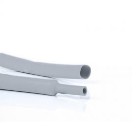 Een lengtestuk grijze dunwandige krimpkous, H-2(Z), van het merk Hongshang, op een witte achtergrond.;Een rol grijze dunwandige krimpkous, H-2(Z), 150 meter, van het merk Hongshang.