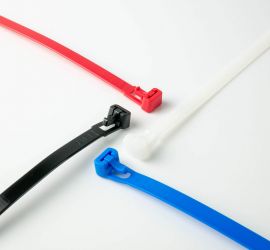 ;Een witte, een zwarte, een rode en een blauwe hersluitbare kabelbinder op een witte achtergrond.;;