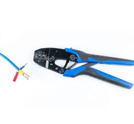 A black-blue colored crimping tool for crimp terminals made of carbon steel, for insulated crimp terminals of 0,5-6mm², on a white background.;De kop van een zwart-blauwe kabelschoen krimptang van carbon staal uitvergroot, op een witte achtergrond.