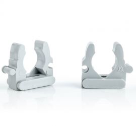 Twee grijze klembeugels op een witte achtergrond.;Een grijze en een naturel klembeugel, en een grijze klembeugel met een buis er doorheen gevoerd, op een witte achtergrond.