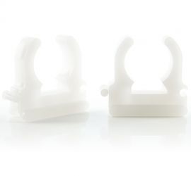 Twee naturel klembeugels op een witte achtergrond.;Een grijze en een naturel klembeugel, en een grijze klembeugel met een buis er doorheen gevoerd, op een witte achtergrond.