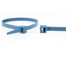 Een blauwe detecteerbare kunststof kabelbinder met metaalpigmenten, en een blauwe detecteerbare kabelbinderkop, op een witte achtergrond.;De sluiting van een blauwe detecteerbare kunststof kabelbinder uitvergroot, naast de kop van een blauwe detecteerbare