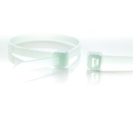 De sluiting van een hittebestendige kunststof kabelbinder in de kleur naturel uitvergroot, naast een uitvergrote kop van een andere hittebestendige kabelbinder.;Een hittebestendige kunststof kabelbinder in de kleur naturel, naast een uitvergrote sluiting 