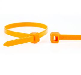 Een oranje kunststof kabelbinder voor universeel gebruik, en een oranje kabelbinderkop, op een witte achtergrond.;De sluiting van een oranje kunststof kabelbinder uitvergroot, naast de kop van een oranje kabelbinder, op een witte achtergrond.