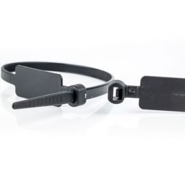 Een zwarte kunststof kabelbinder met markeerlabel, gebonden rond een bundel kabels, en een losse kabelbinder met markeerlabel.;;Twee zwarte kunststof kabelbinders met markeerlabel, met het label verticaal op de kabelbinder. Eén van de kabelbinders is gebo