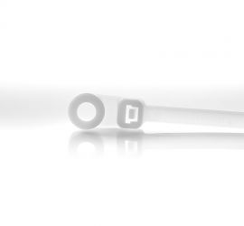 Een naturel kunststof kabelbinder met bevestigingsoog, op een witte achtergrond.;Twee naturel kunststof kabelbinders met bevestigingsoog, één los en één gebonden, op een witte achtergrond.